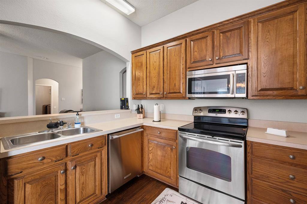 927 Benjamin Drive, Burleson, TX 76028