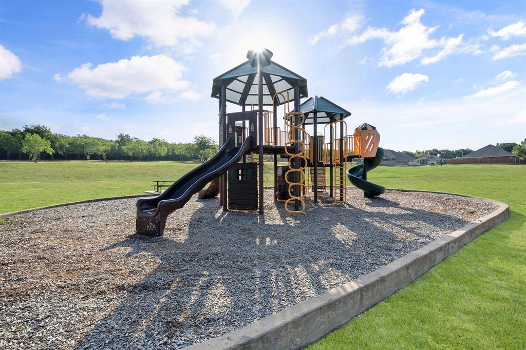 927 Benjamin Drive, Burleson, TX 76028