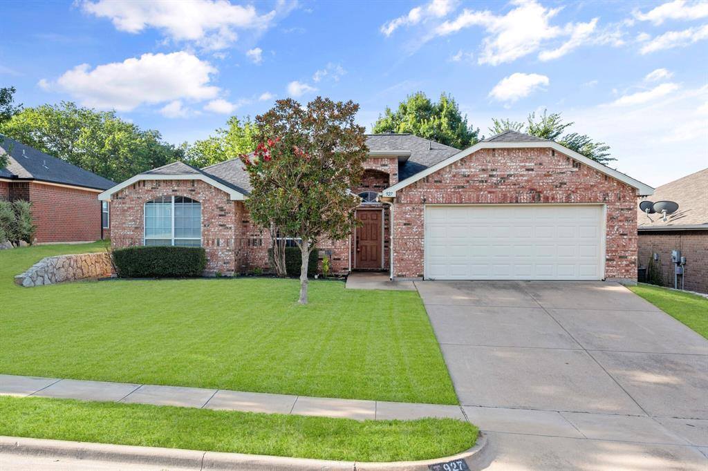927 Benjamin Drive, Burleson, TX 76028