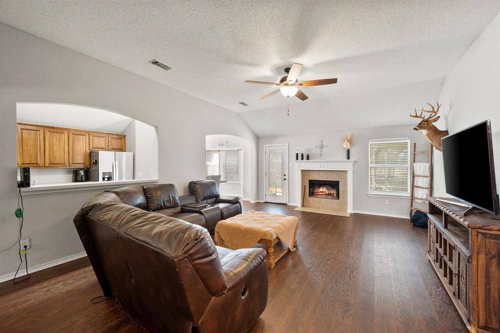 927 Benjamin Drive, Burleson, TX 76028