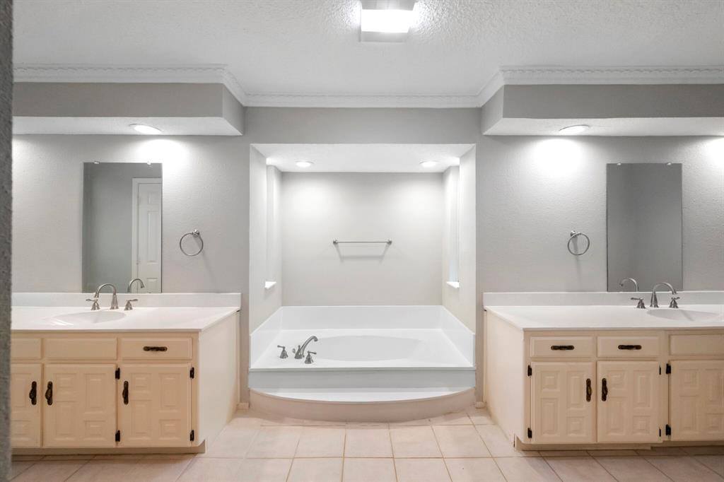 2115 Riverforest Drive, Arlington, TX 76017