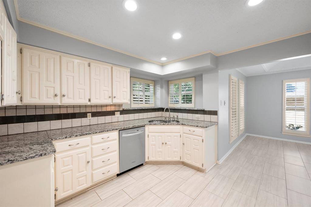 2115 Riverforest Drive, Arlington, TX 76017