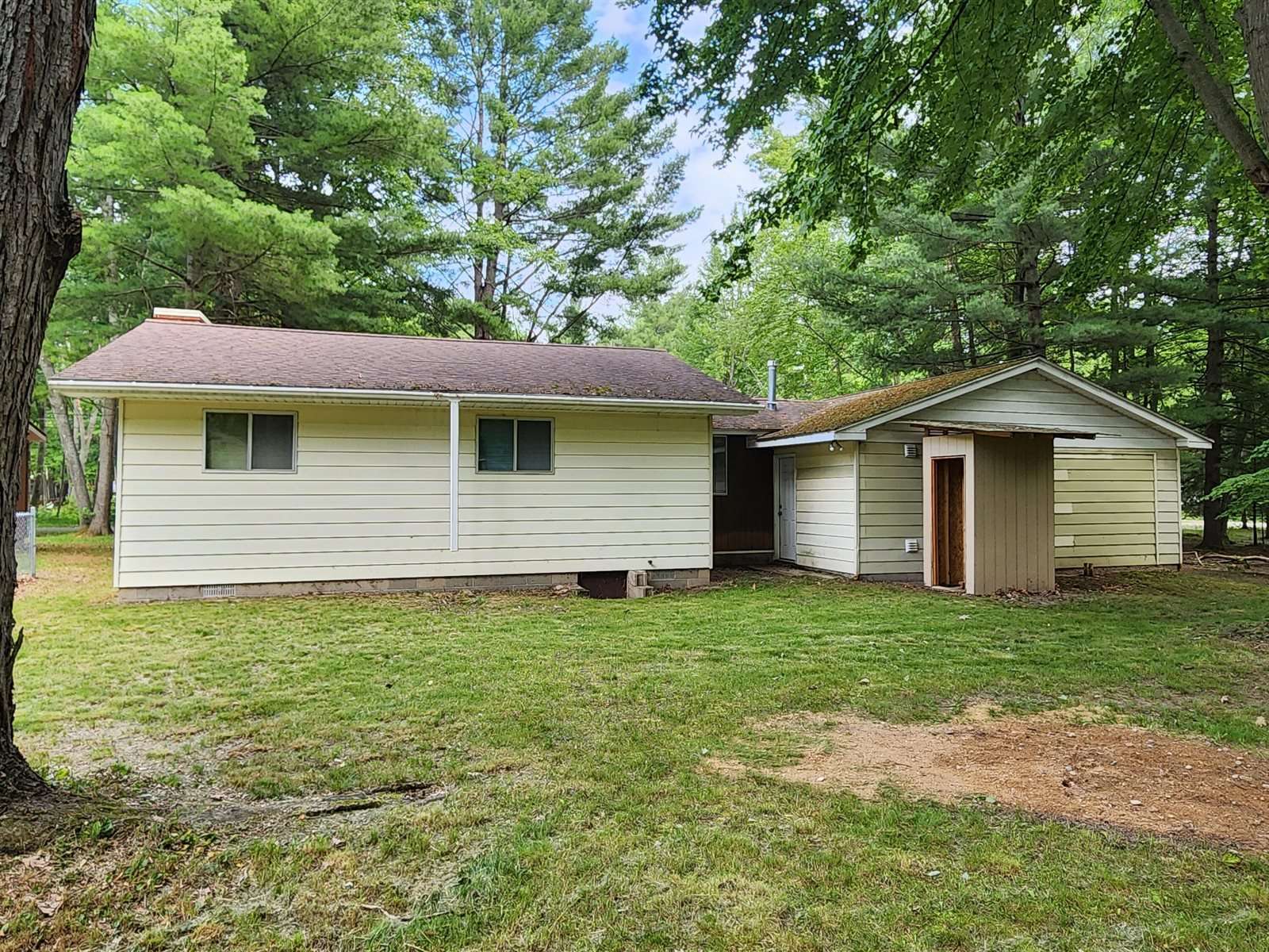 205 Weaver Drive, Houghton Lake, MI 48629