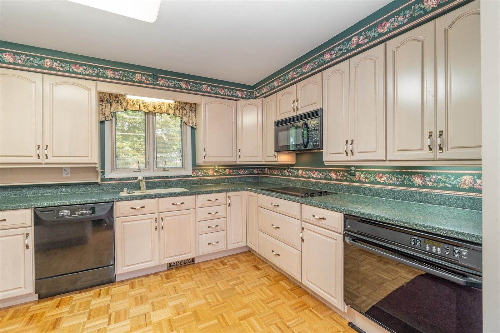 1904 Ivy Ln., Midland, MI 48642