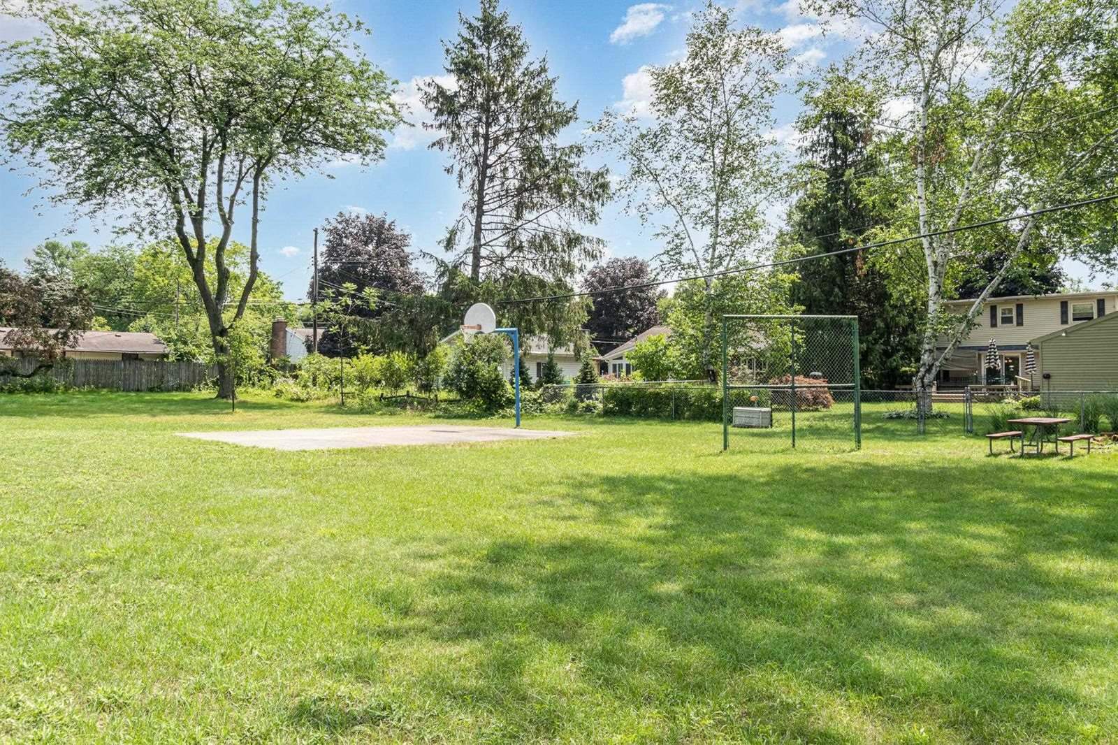 1904 Ivy Ln., Midland, MI 48642