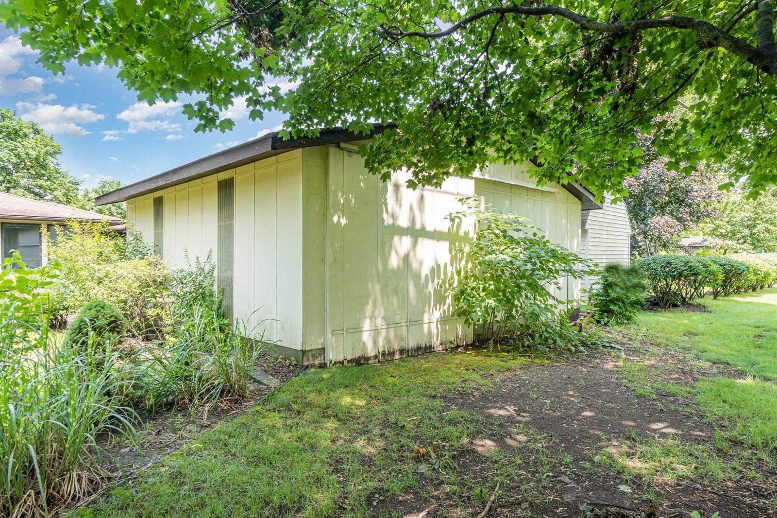 1904 Ivy Ln., Midland, MI 48642