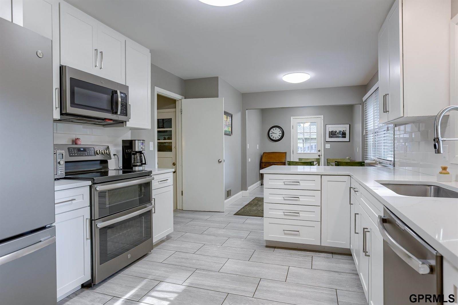 917 S 87 Street, Omaha, NE 68114