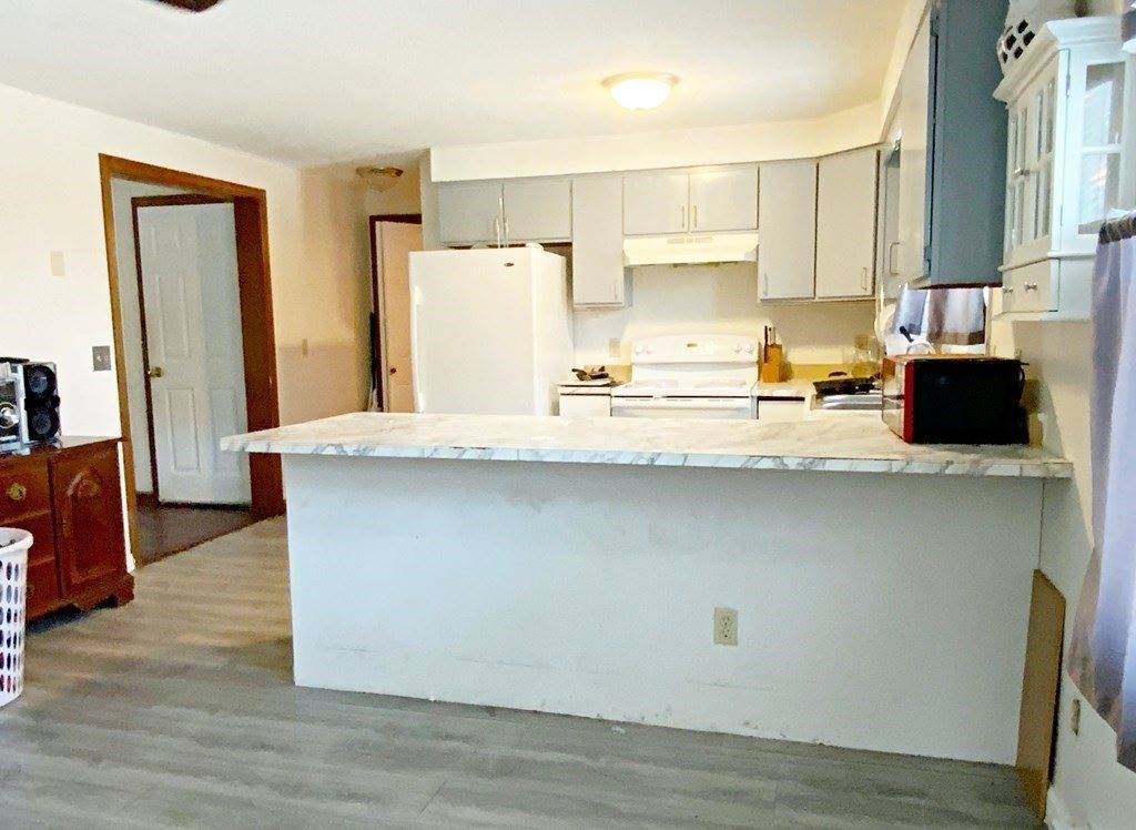 492 Maple St, Holyoke, MA 01040