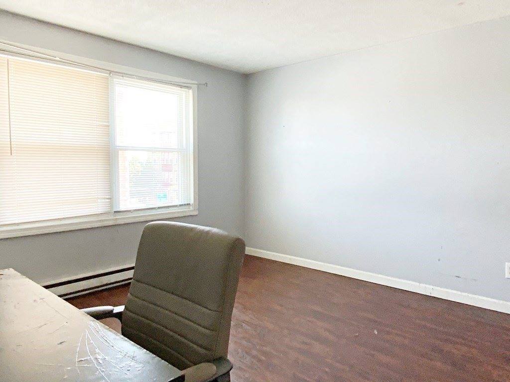 492 Maple St, Holyoke, MA 01040
