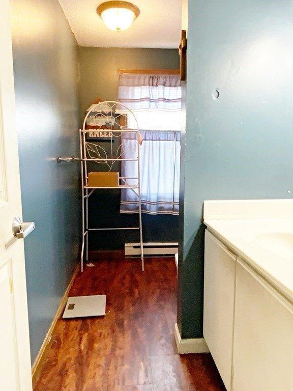 492 Maple St, Holyoke, MA 01040