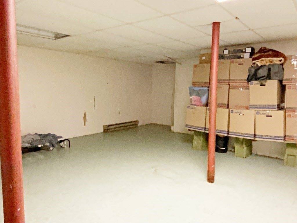 492 Maple St, Holyoke, MA 01040