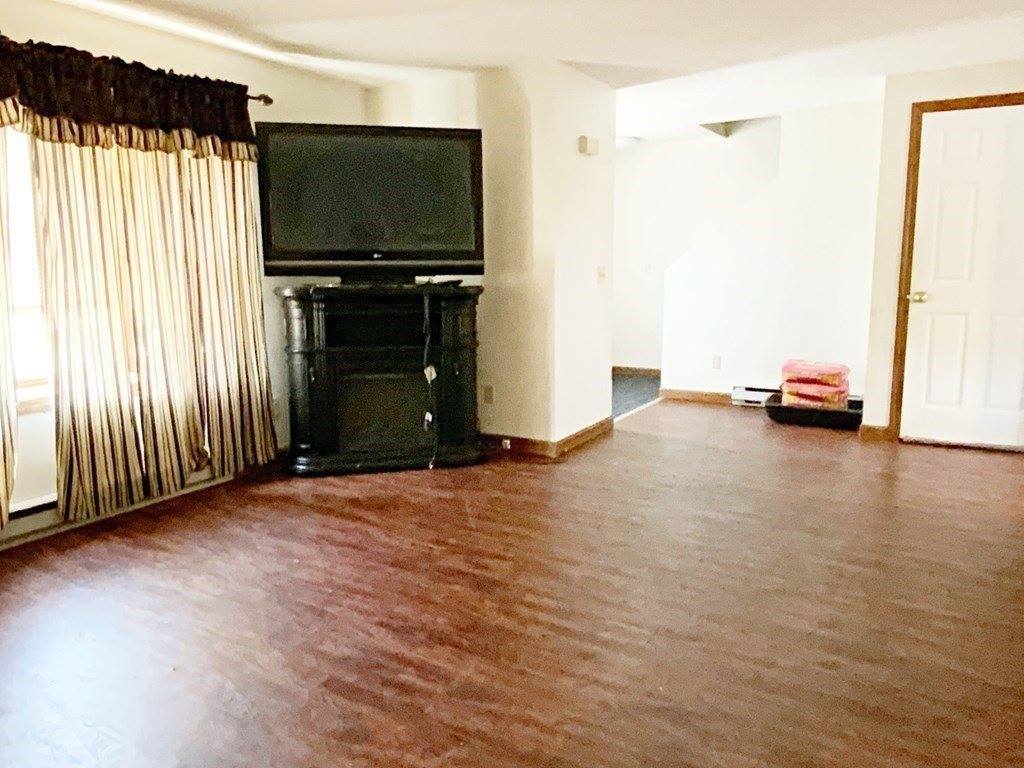 492 Maple St, Holyoke, MA 01040