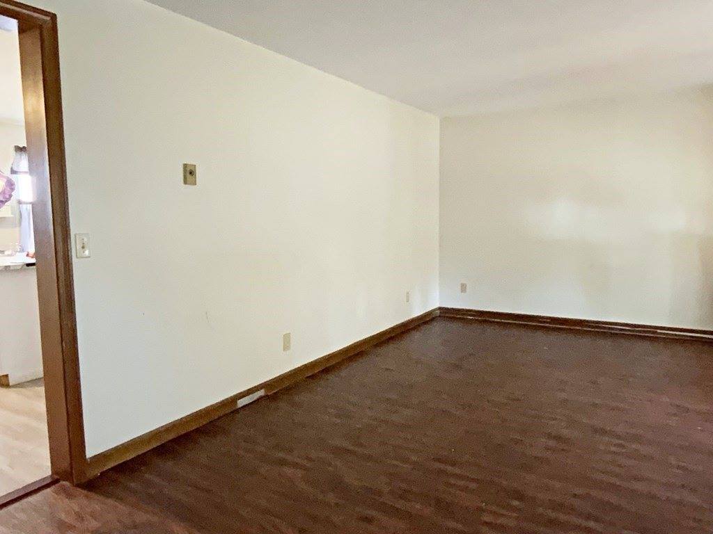 492 Maple St, Holyoke, MA 01040