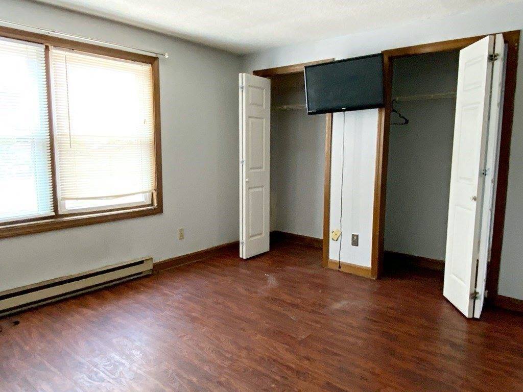492 Maple St, Holyoke, MA 01040