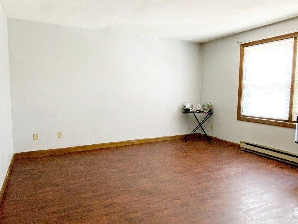 492 Maple St, Holyoke, MA 01040