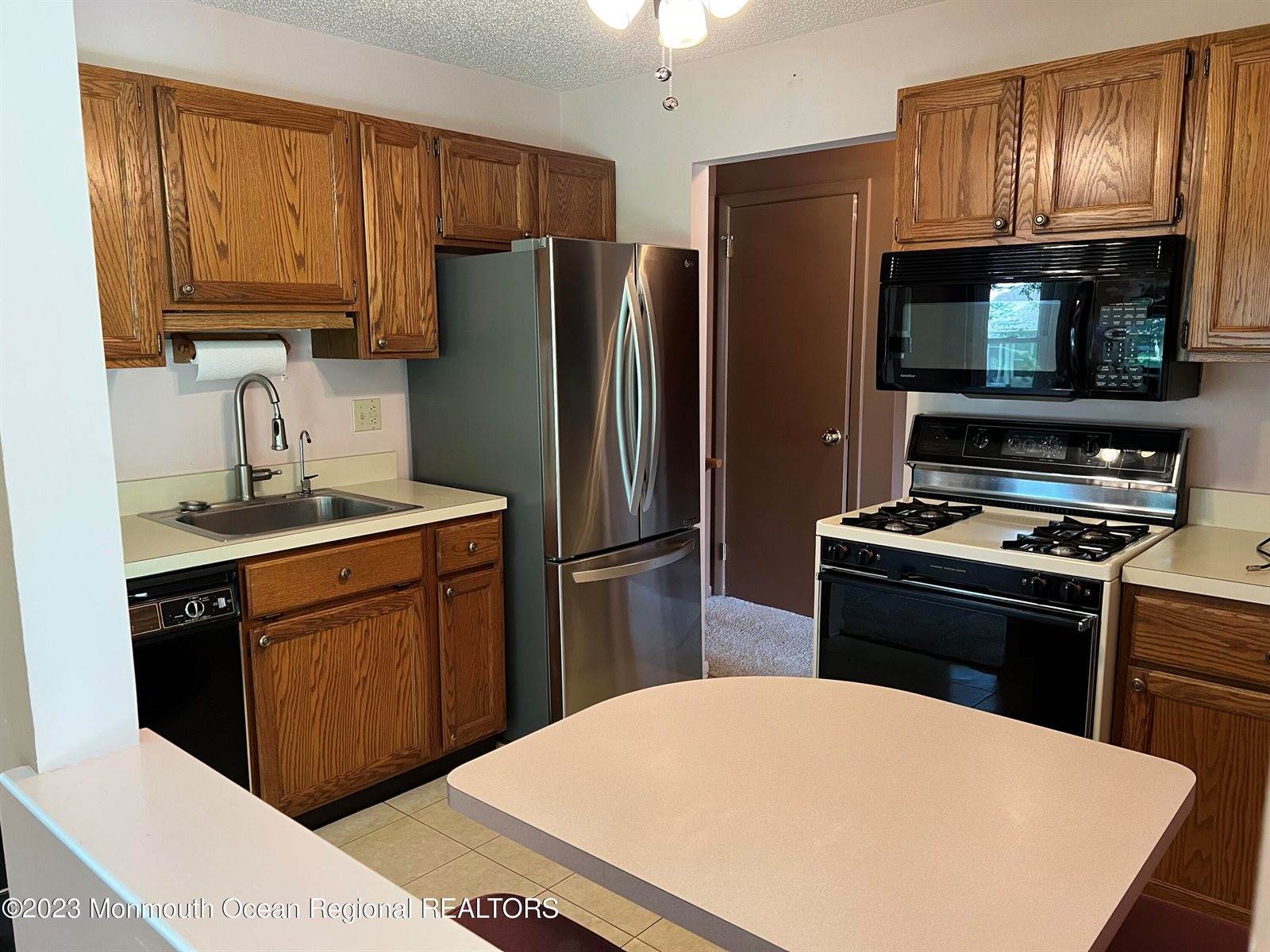 211 Ravenswood Road, Englishtown, NJ 07726