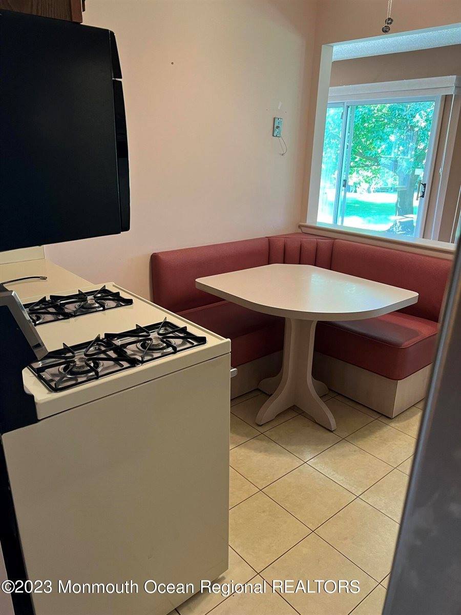 211 Ravenswood Road, Englishtown, NJ 07726