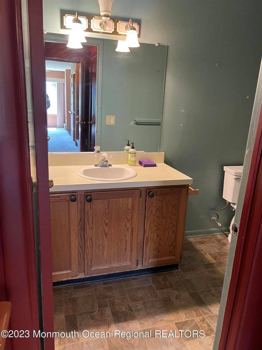 211 Ravenswood Road, Englishtown, NJ 07726