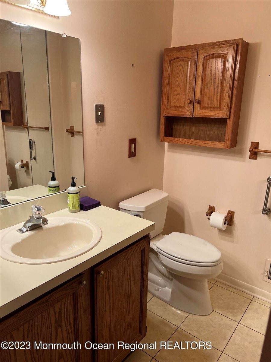 211 Ravenswood Road, Englishtown, NJ 07726