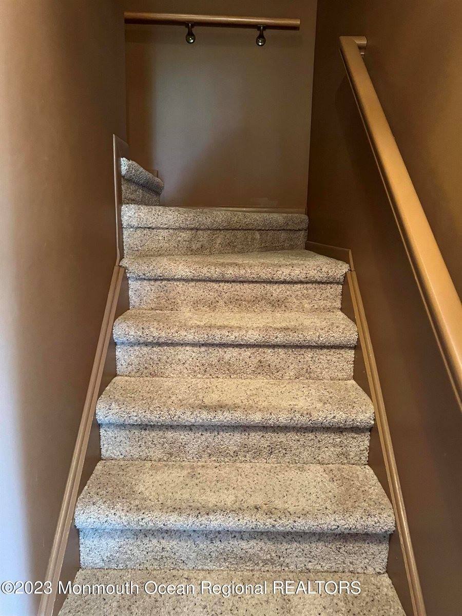 211 Ravenswood Road, Englishtown, NJ 07726