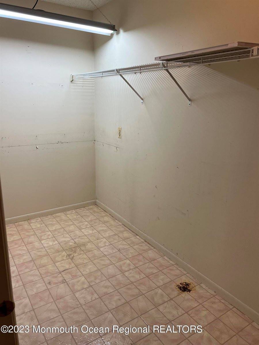 211 Ravenswood Road, Englishtown, NJ 07726