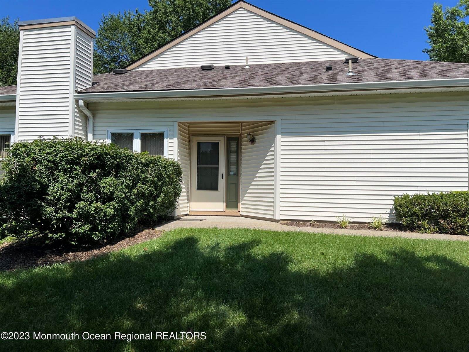 211 Ravenswood Road, Englishtown, NJ 07726