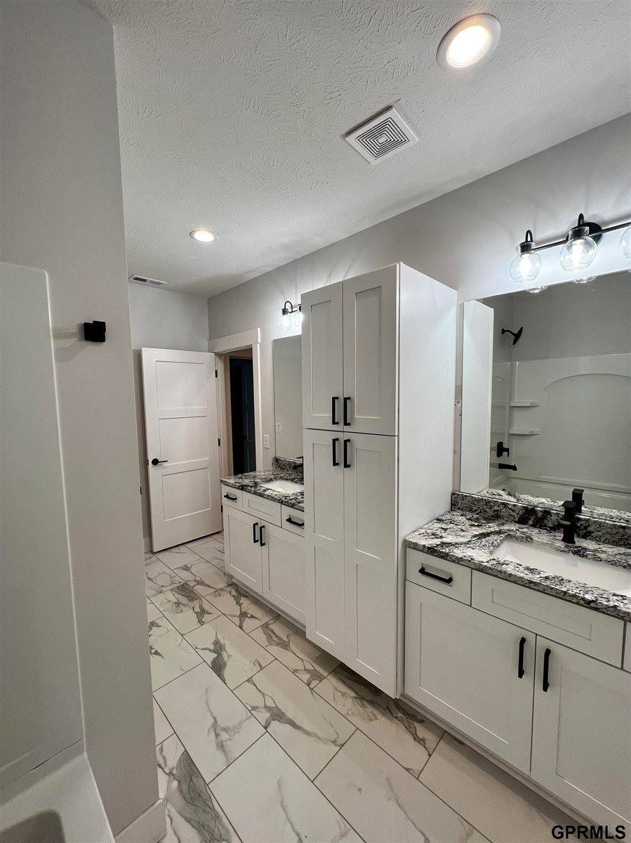 21201 Arbor Court, Elkhorn, NE 68022