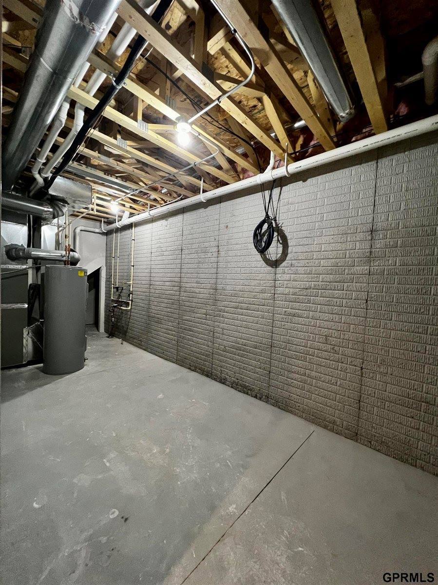 21201 Arbor Court, Elkhorn, NE 68022