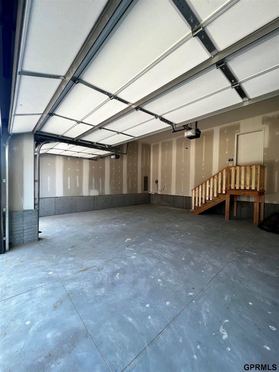 21201 Arbor Court, Elkhorn, NE 68022