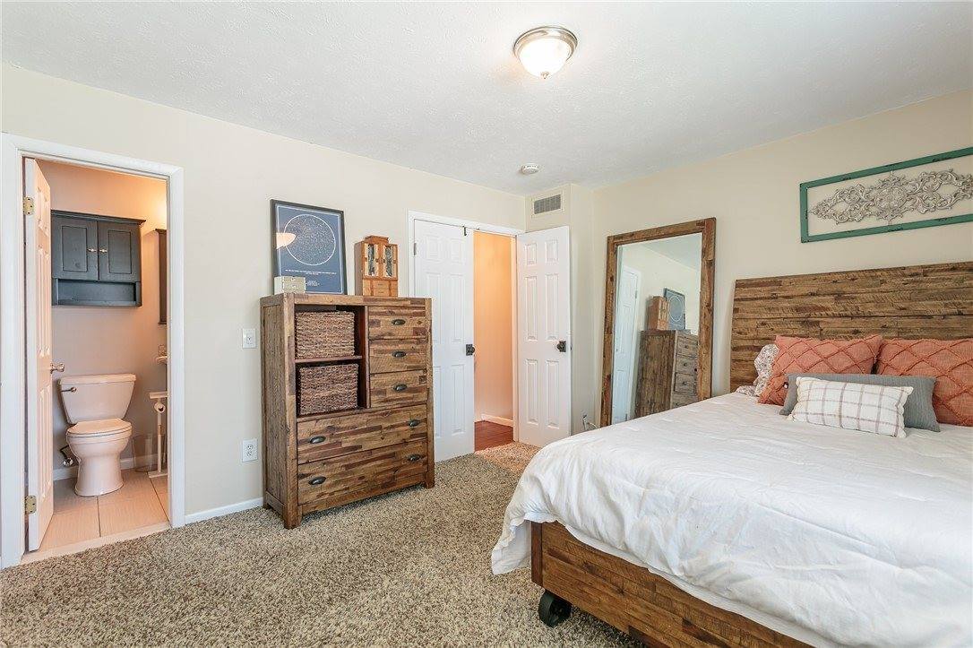 527 Eastbrooke Ln, Brighton, NY 14618