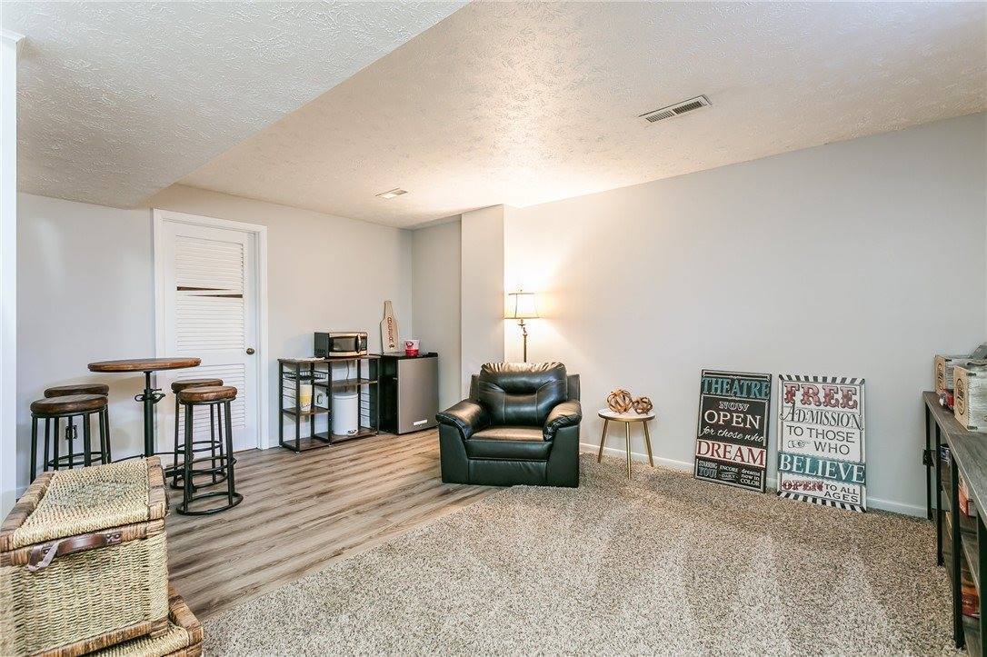 527 Eastbrooke Ln, Brighton, NY 14618