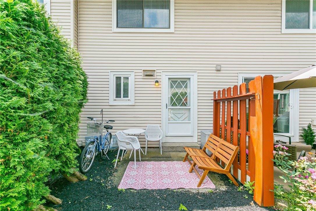 527 Eastbrooke Ln, Brighton, NY 14618