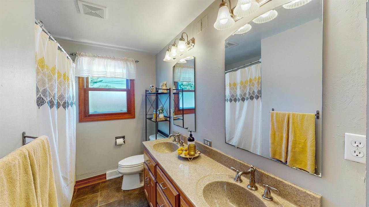 1510 Lindale Lane, Green Bay, WI 54304