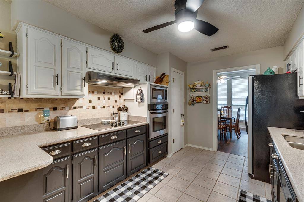 505 Roaring Creek Drive, Oak Leaf, TX 75154