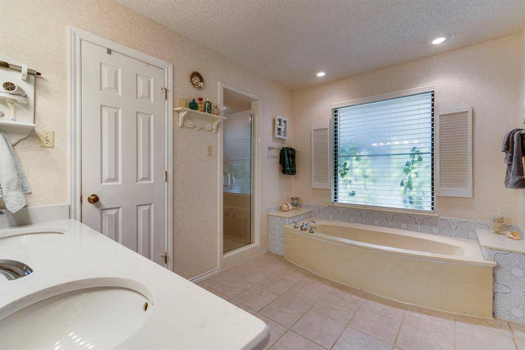 505 Roaring Creek Drive, Oak Leaf, TX 75154