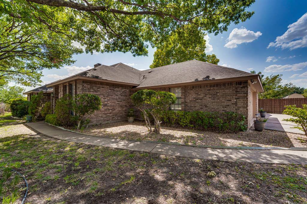 505 Roaring Creek Drive, Oak Leaf, TX 75154