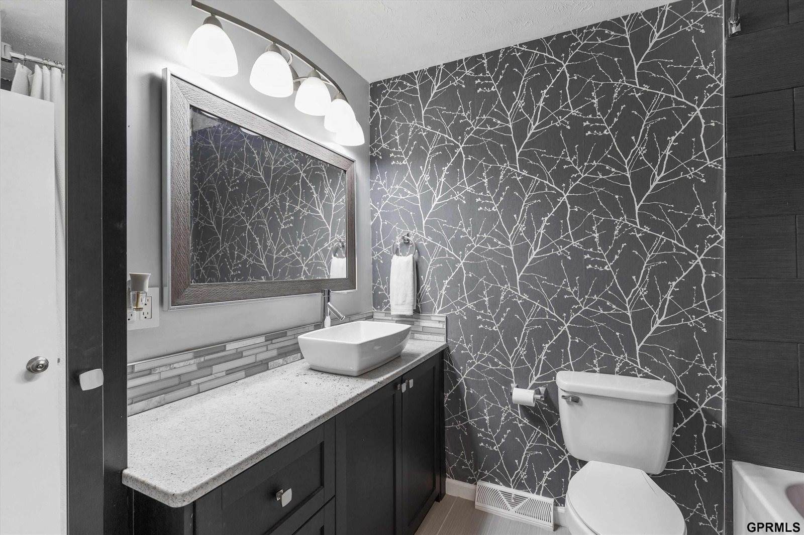 10205 Weir Street, Omaha, NE 68127