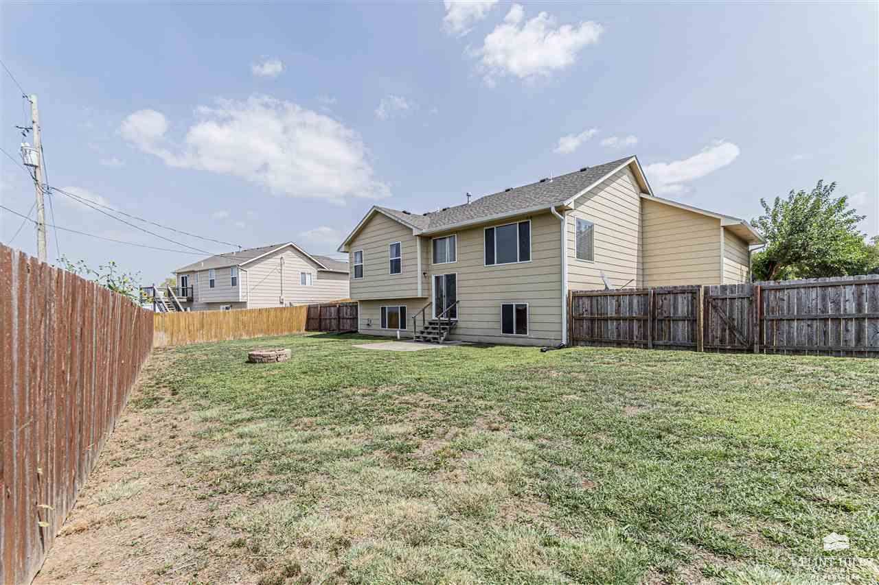 905 Maple Street, Wakefield, KS 67487