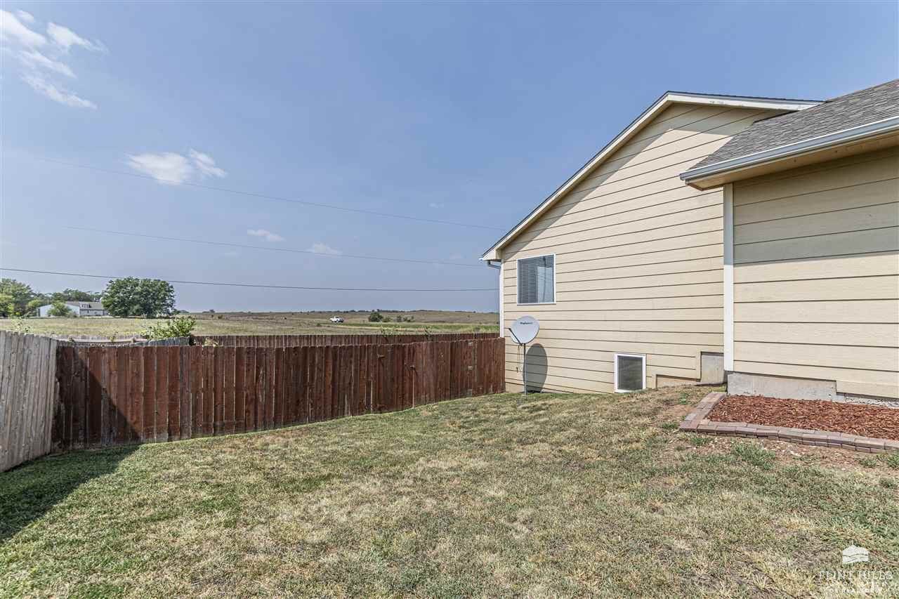 905 Maple Street, Wakefield, KS 67487