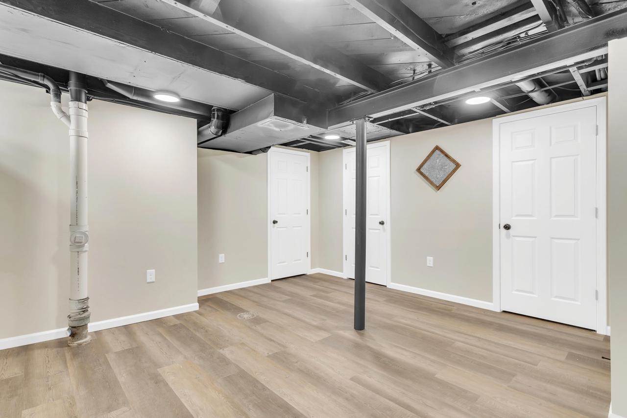 2433 S 68th STREET, West Allis, WI 53219