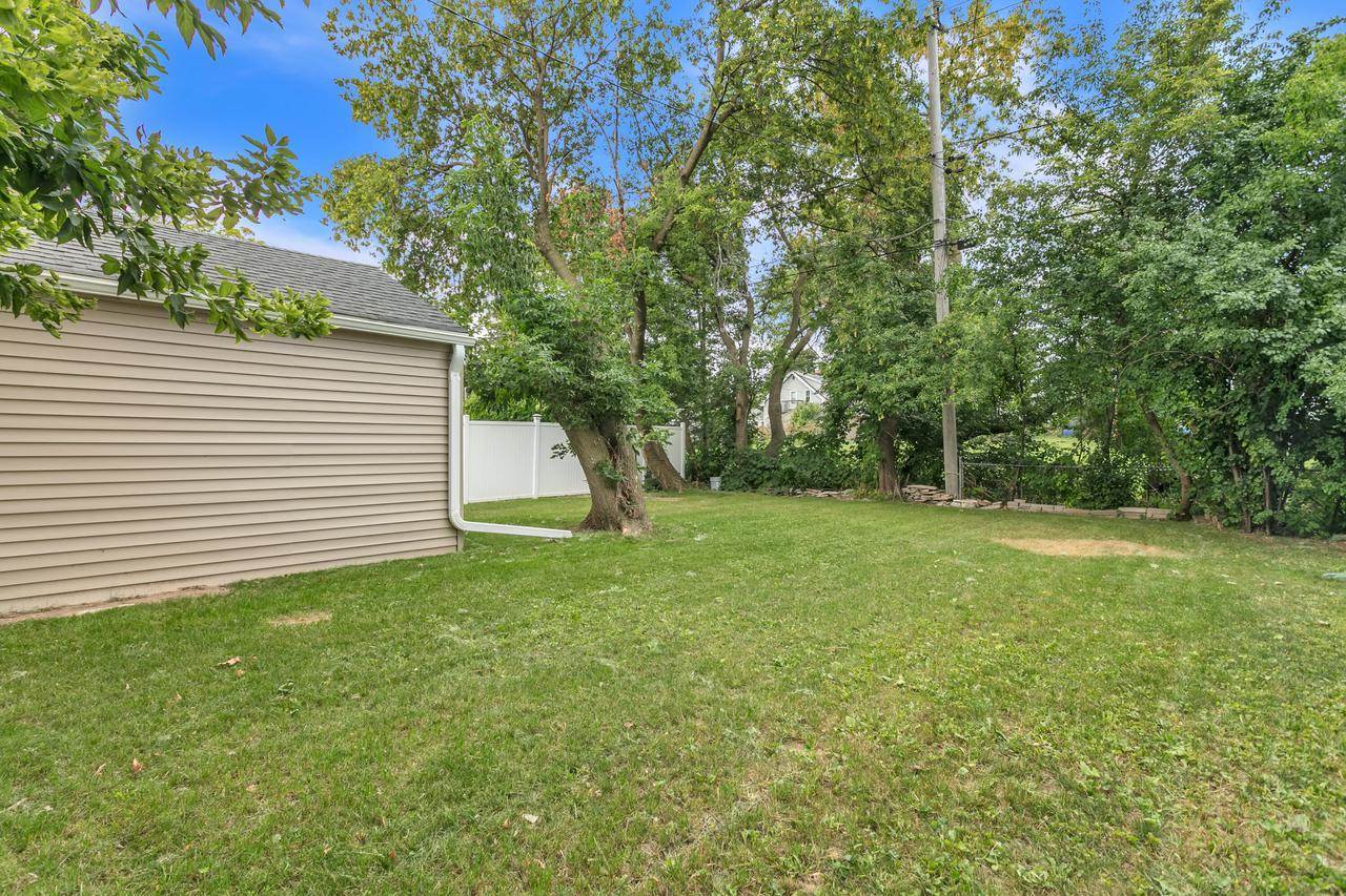 2433 S 68th STREET, West Allis, WI 53219