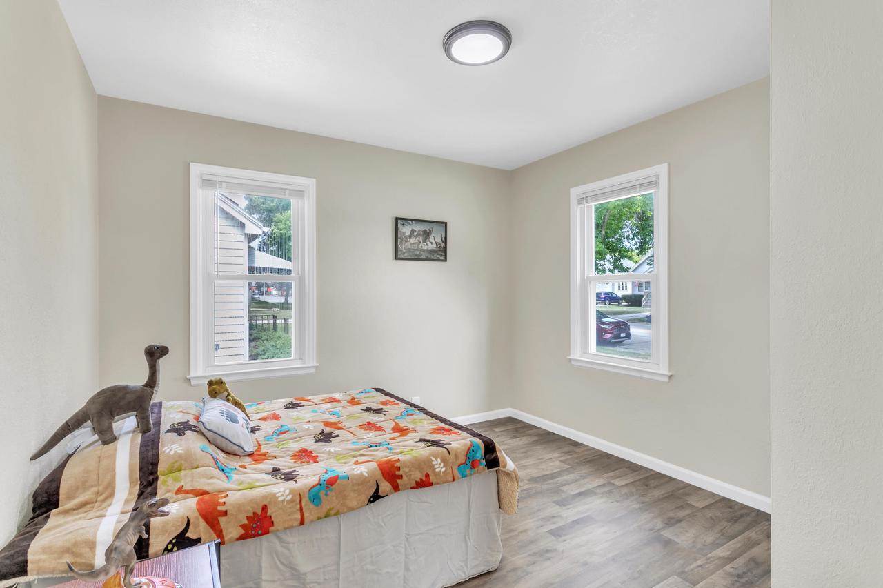 2433 S 68th STREET, West Allis, WI 53219