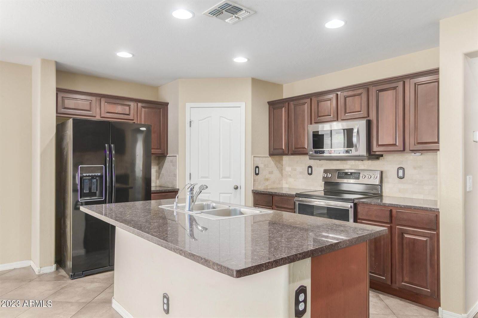 33009 North Quarry Hills Drive, San Tan Valley, AZ 85143