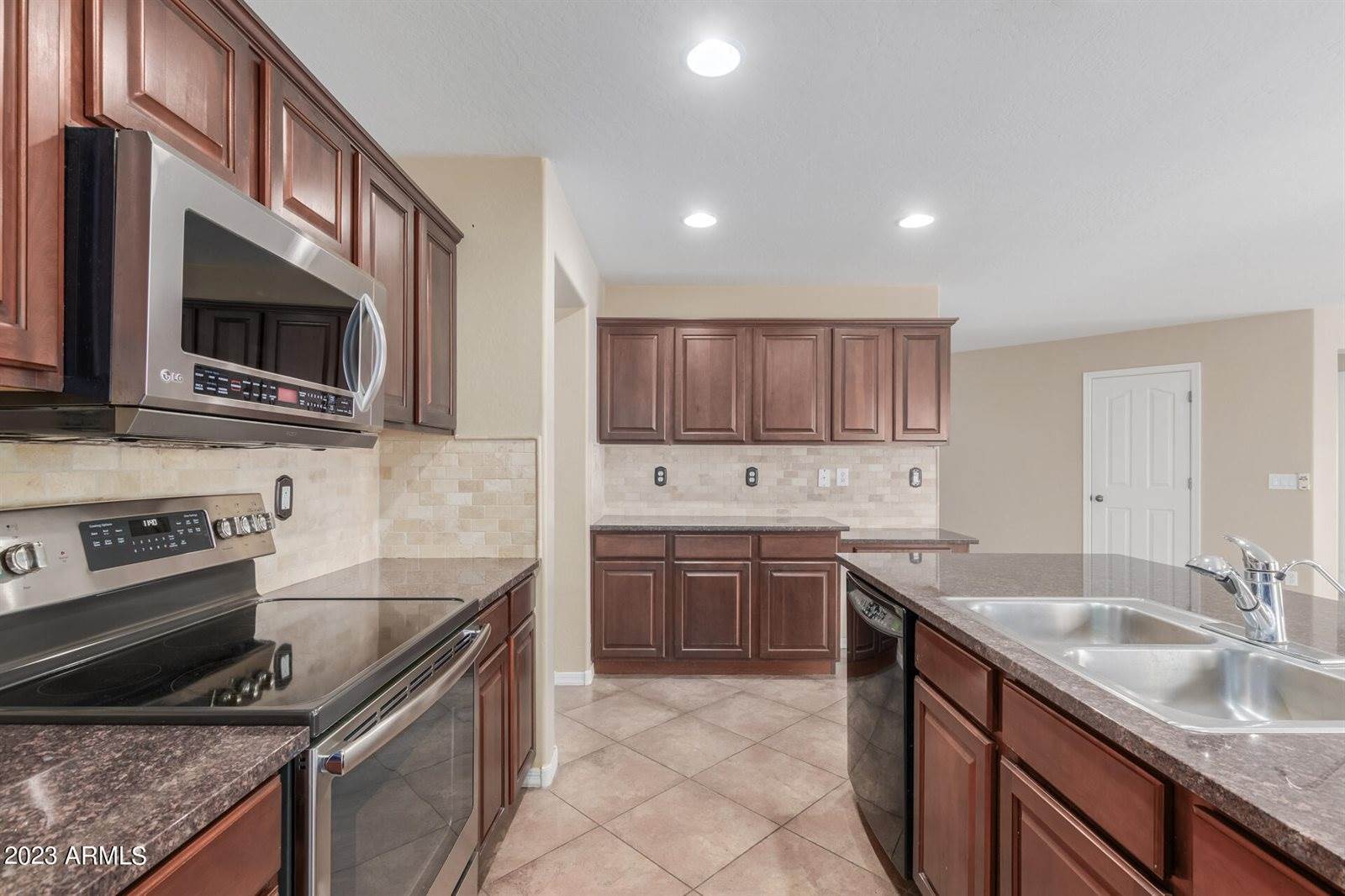 33009 North Quarry Hills Drive, San Tan Valley, AZ 85143