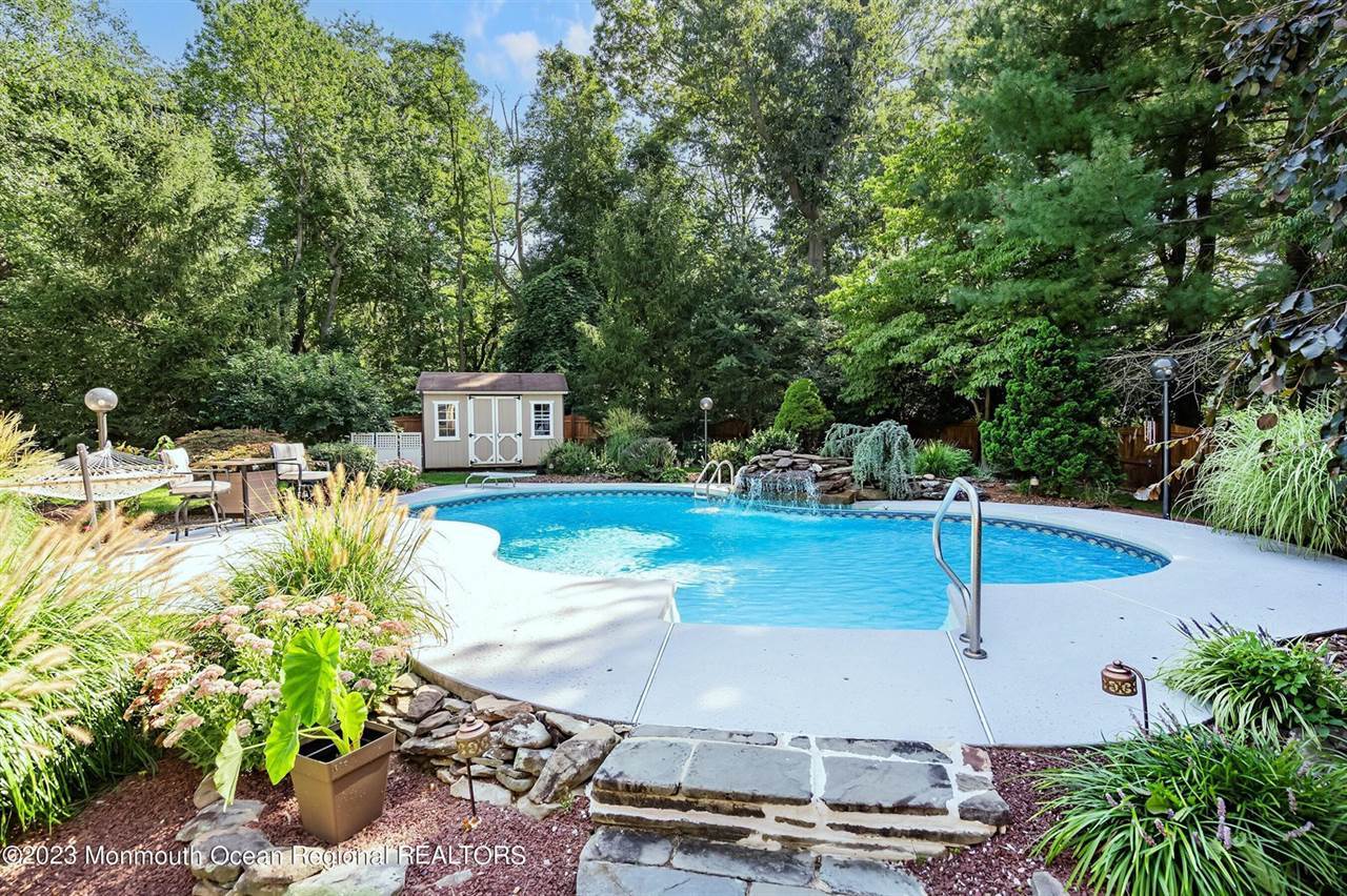 6 Blueberry Lane, Tinton Falls, NJ 07724