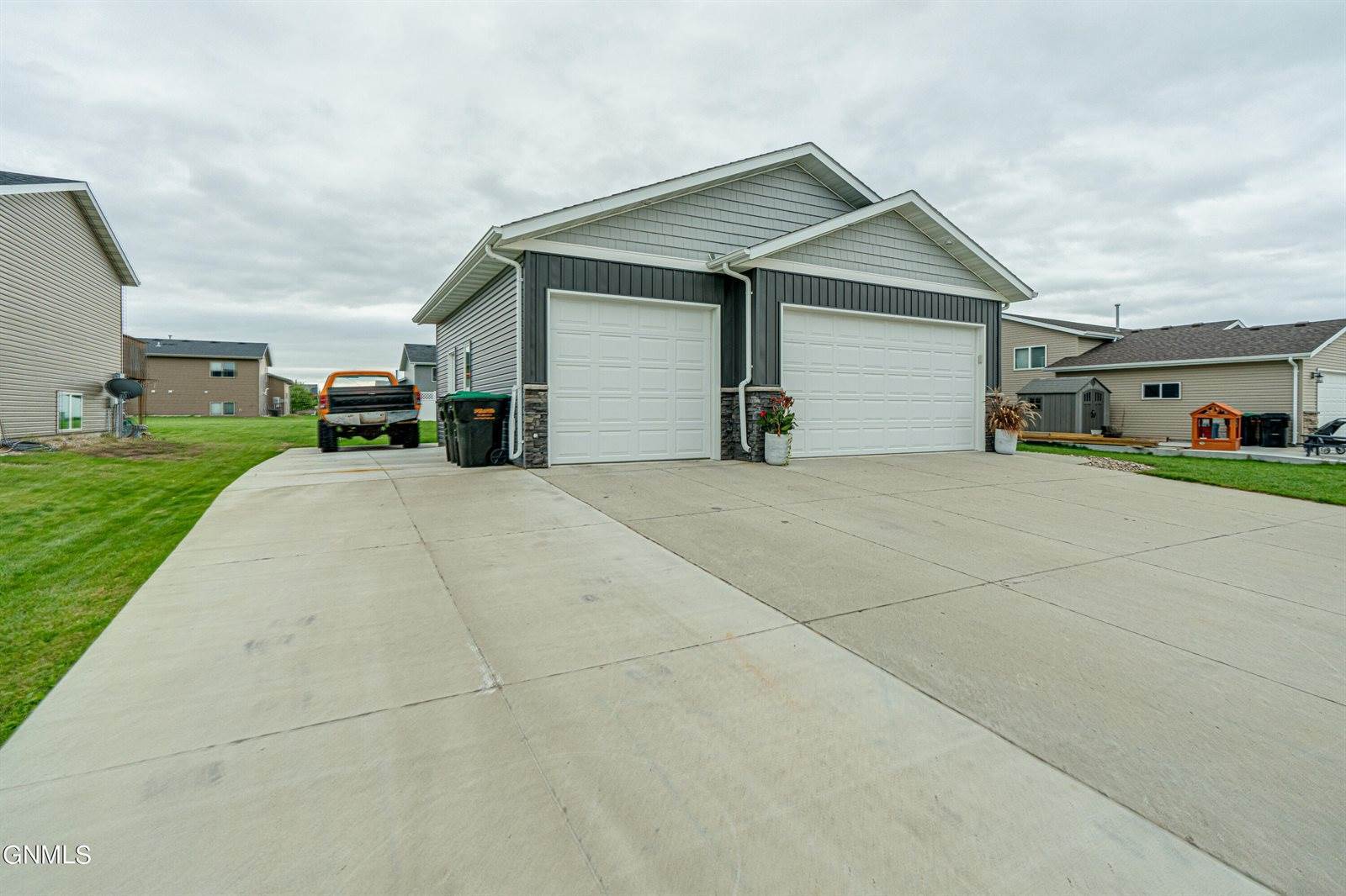 2925 Finley Street, Lincoln, ND 58504