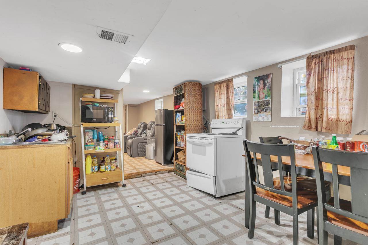 2491 S 8th STREET, Milwaukee, WI 53215