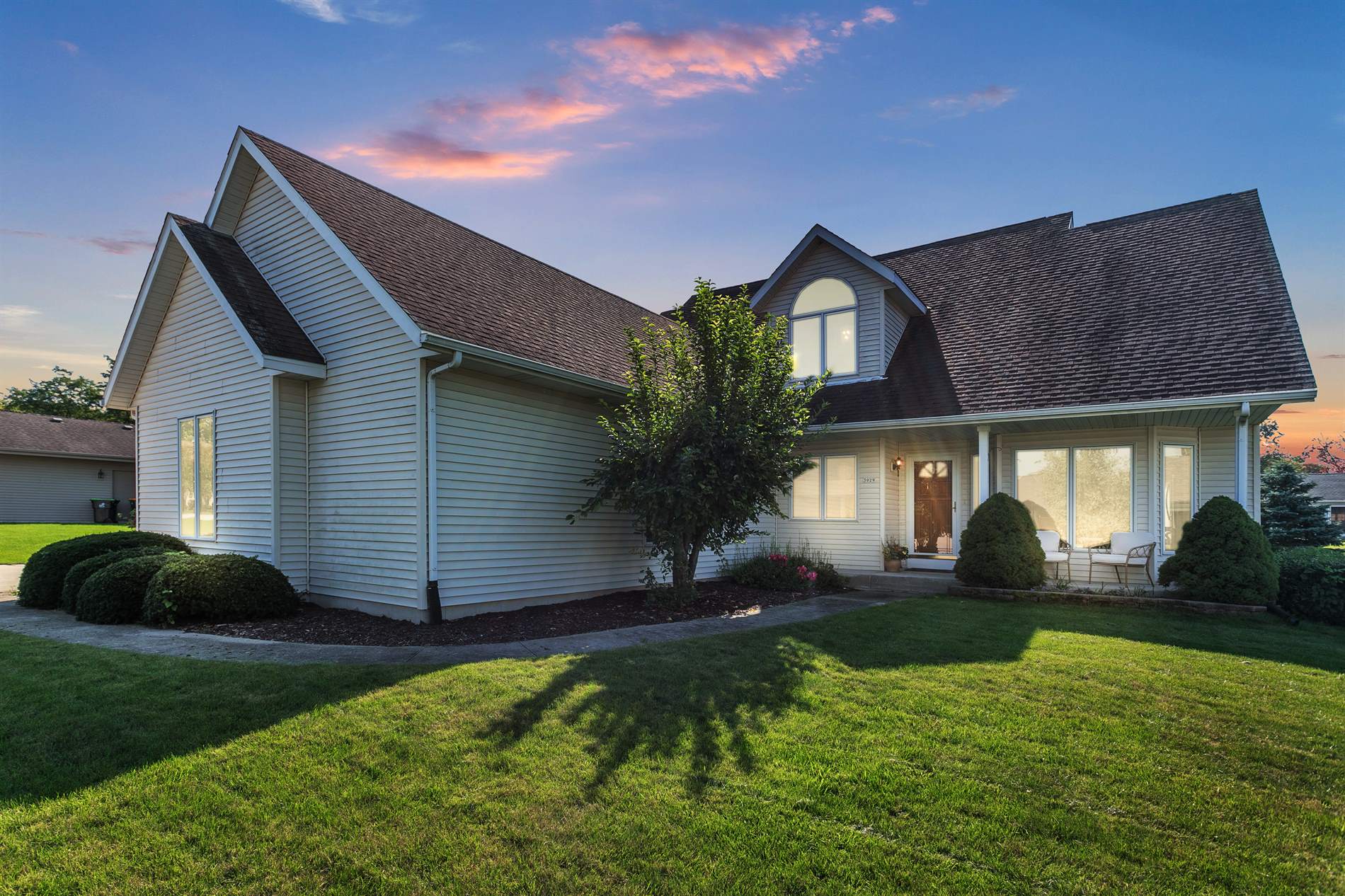 3929 E Greenway Dr, Oak Creek, WI 53154