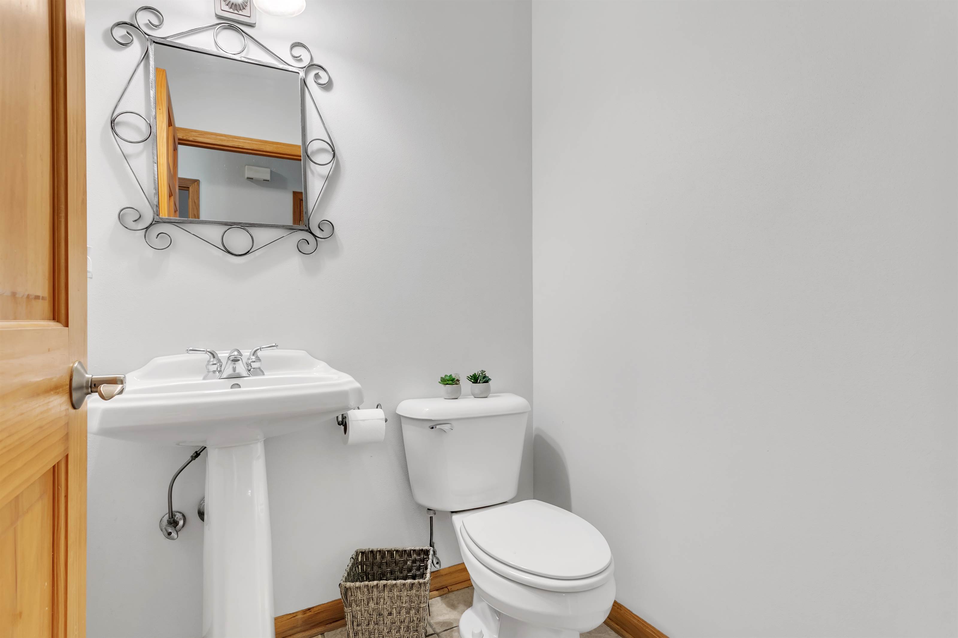 3929 E Greenway Dr, Oak Creek, WI 53154