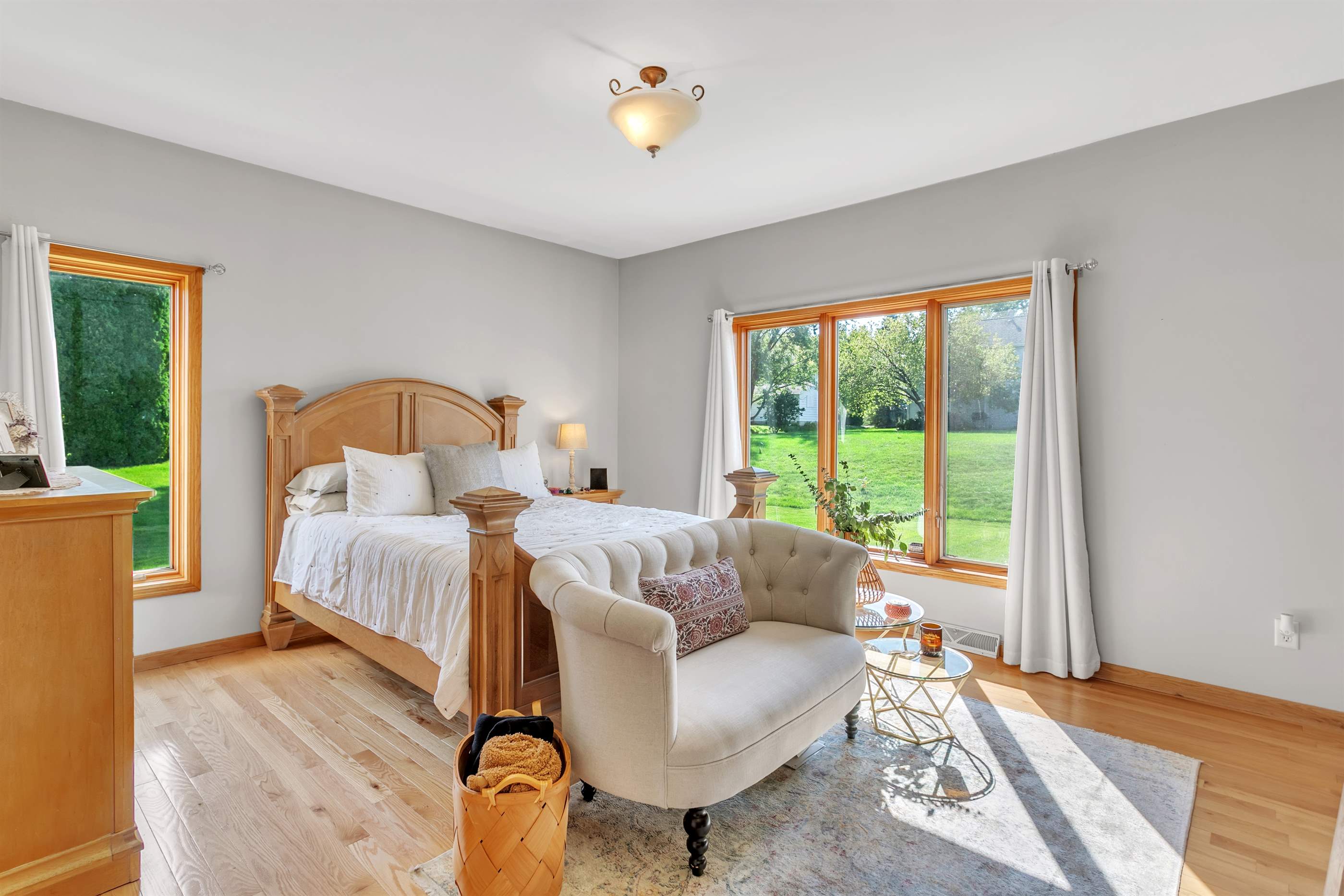 3929 E Greenway Dr, Oak Creek, WI 53154